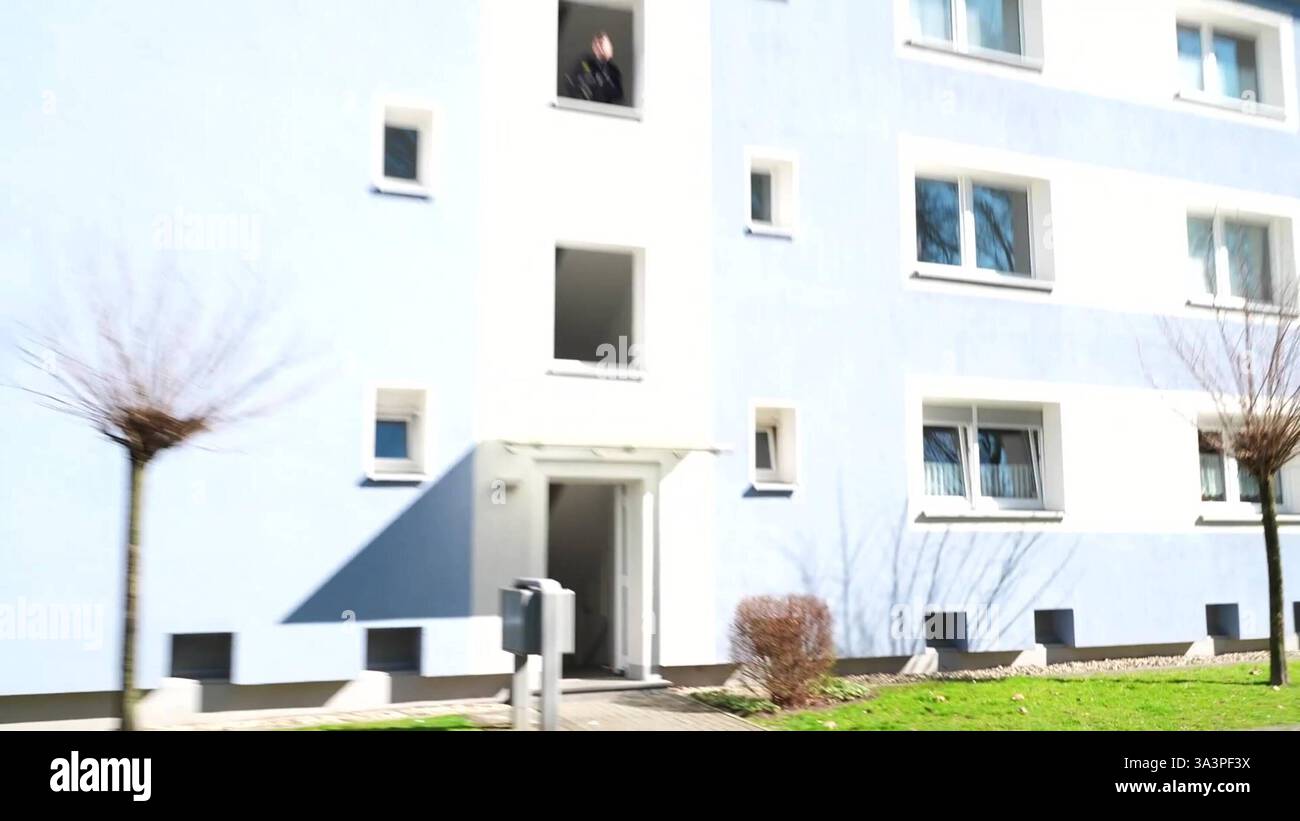 Tödlicher Schusswaffengebrauch Randalierer bedroht Polizeibeamte mit Messer und wird erschossen 7aIMG: 0508282 HERNE: Am heutigen 17. März, gegen 8,45 Uhr, kam es in Herne an der Fritz-Reuter-Straße zu einem Einsatz bezüglich eines Randalierers. Im Rahmen dieses Einsatzes ging nach bisherigem Stand eine männliche Person mit einem Messer auf die eingesetzten Polizeibeamten los. Diese setzten daraufhin die Schusswaffe ein. Der Mann wurde zeitnah notärztlich versorgt, verstarb aber noch am Einsatzort. Aus Neutralitätsgründen übernimmt das Polizeipräsidium Essen unter Sachleitung der Staatsanw Stockfoto