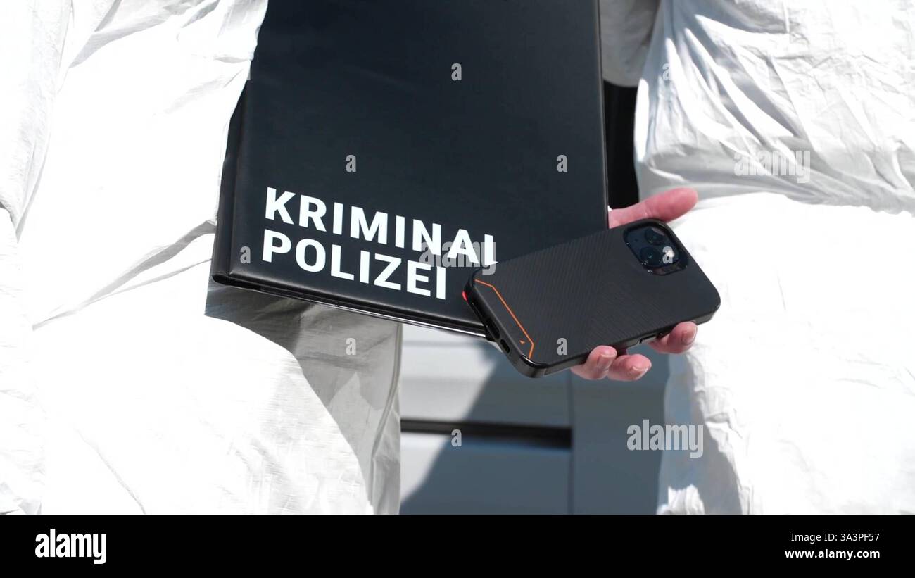 Tödlicher Schusswaffengebrauch Randalierer bedroht Polizeibeamte mit Messer und wird erschossen 7aIMG: 0508275 HERNE: Am heutigen 17. März, gegen 8,45 Uhr, kam es in Herne an der Fritz-Reuter-Straße zu einem Einsatz bezüglich eines Randalierers. Im Rahmen dieses Einsatzes ging nach bisherigem Stand eine männliche Person mit einem Messer auf die eingesetzten Polizeibeamten los. Diese setzten daraufhin die Schusswaffe ein. Der Mann wurde zeitnah notärztlich versorgt, verstarb aber noch am Einsatzort. Aus Neutralitätsgründen übernimmt das Polizeipräsidium Essen unter Sachleitung der Staatsanw Stockfoto