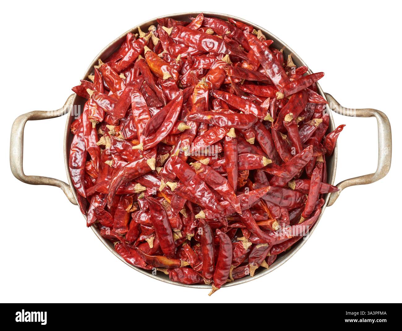 Schüssel getrocknete Chilischoten mit abgeschnittenem, isoliertem weißem Hintergrund, Vorbereitungsschritt für die Herstellung von Chilipulver oder -Flocken, von oben genommen Stockfoto