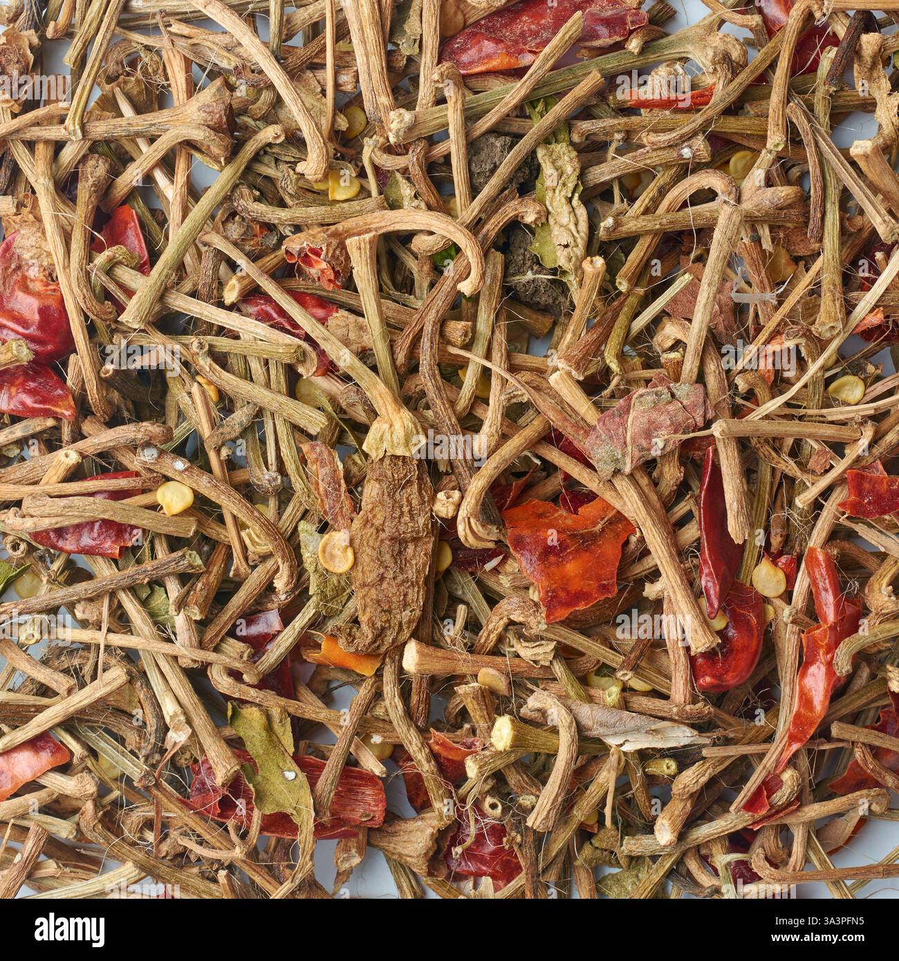 Abgeschnittene Stämme getrockneter Chilischoten im Vollformathintergrund können als organischer Kompostdünger oder natürlicher Schädling verwendet werden Stockfoto