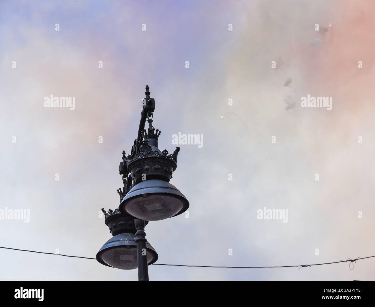 Valencia, Spanien - 17. März 2025. Mascletà pyrotechnisches Feuerwerk auf der Plaza del Ayuntamiento (Rathausplatz), erschossen von Pirotecnia Vulcano. Eine riesige Menschenmenge hilft bei Ekstase und Konzentration mitten im Regen, Lärm und Feuerrauch. Quelle: Roberto Arosio/Alamy Live News. Stockfoto