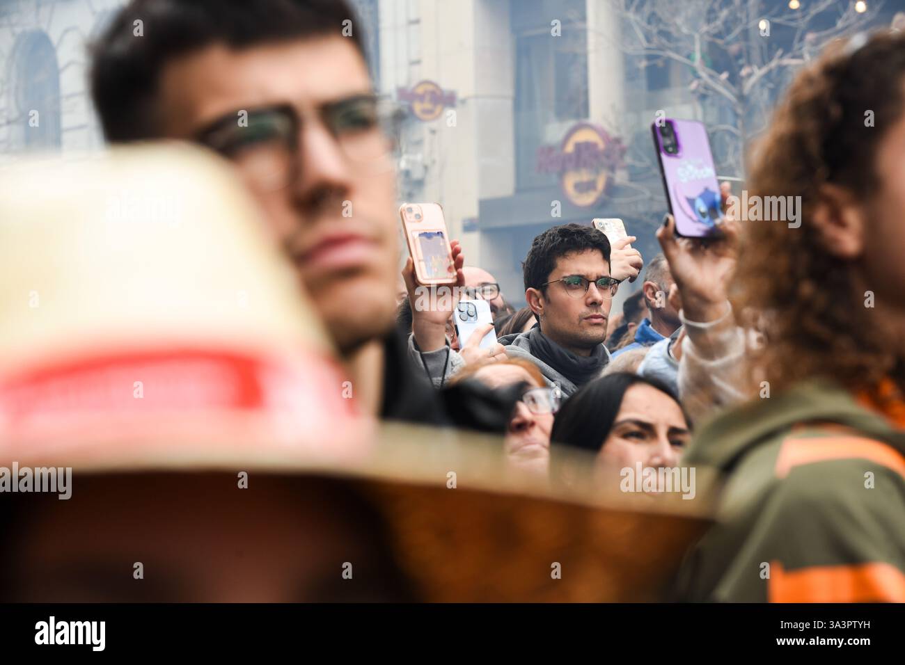 Valencia, Spanien - 17. März 2025. Mascletà pyrotechnisches Feuerwerk auf der Plaza del Ayuntamiento (Rathausplatz), erschossen von Pirotecnia Vulcano. Eine riesige Menschenmenge hilft bei Ekstase und Konzentration mitten im Regen, Lärm und Feuerrauch. Quelle: Roberto Arosio/Alamy Live News. Stockfoto