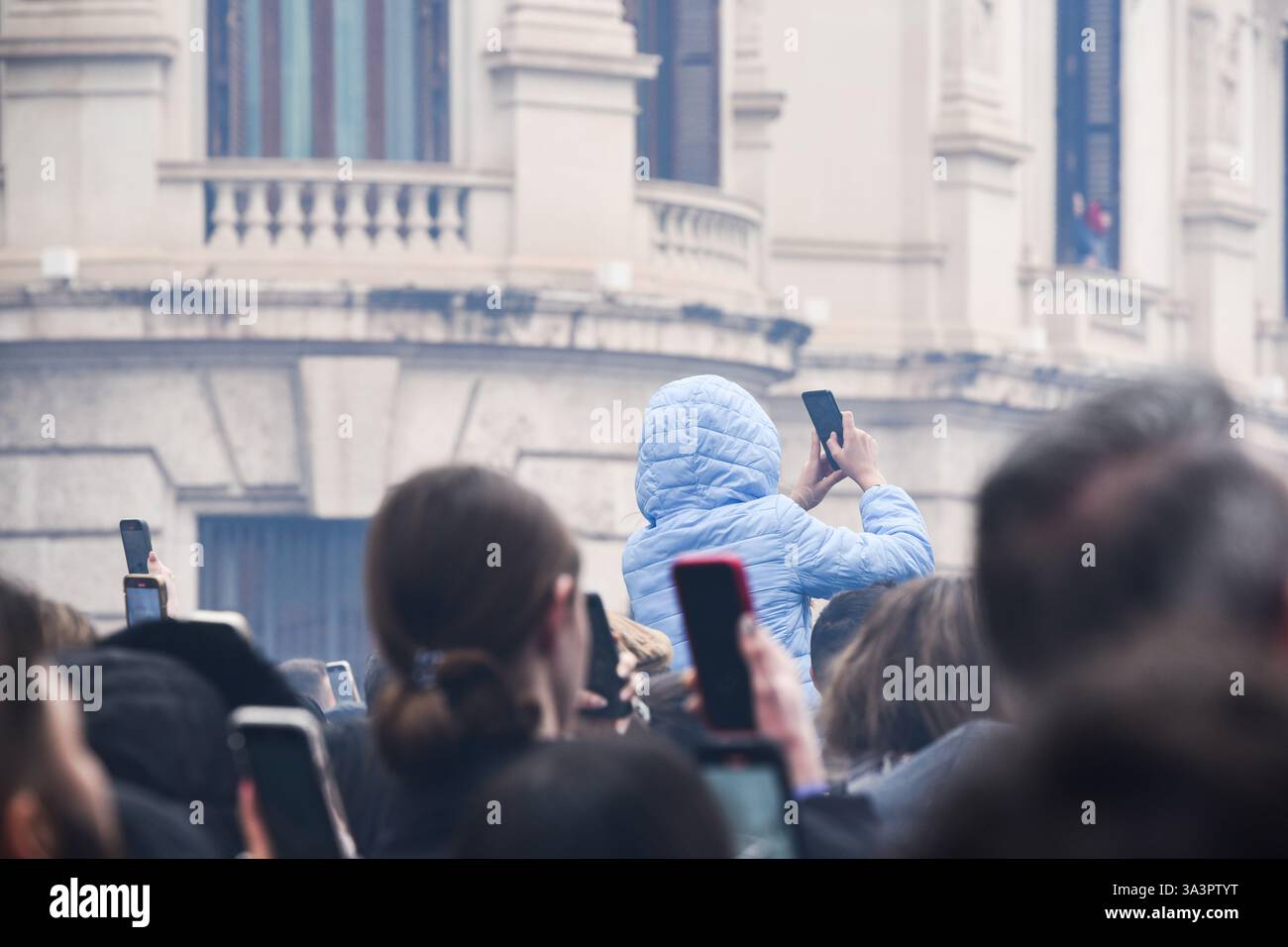 Valencia, Spanien - 17. März 2025. Mascletà pyrotechnisches Feuerwerk auf der Plaza del Ayuntamiento (Rathausplatz), erschossen von Pirotecnia Vulcano. Eine riesige Menschenmenge hilft bei Ekstase und Konzentration mitten im Regen, Lärm und Feuerrauch. Quelle: Roberto Arosio/Alamy Live News. Stockfoto