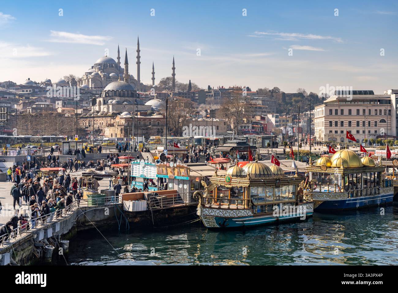 Restaurantschiffe am Ufer von Eminönü, Rüstem-Pascha-Moschee und Süleymaniye-Moschee, Istanbul, Türkei | Restaurantschiffe am Ufer von Eminönü Stockfoto