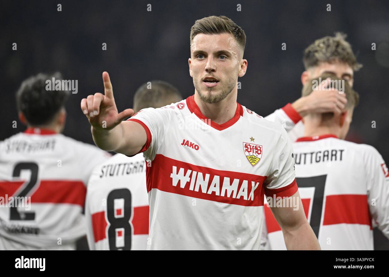 Torfeier Ermedin Demirovic VfB Stuttgart (09) Geste Ameen Al-Dakhil VfB Stuttgart (02) Maximilian Mittelstaedt VfB Stuttgart (07) AT Stockfoto