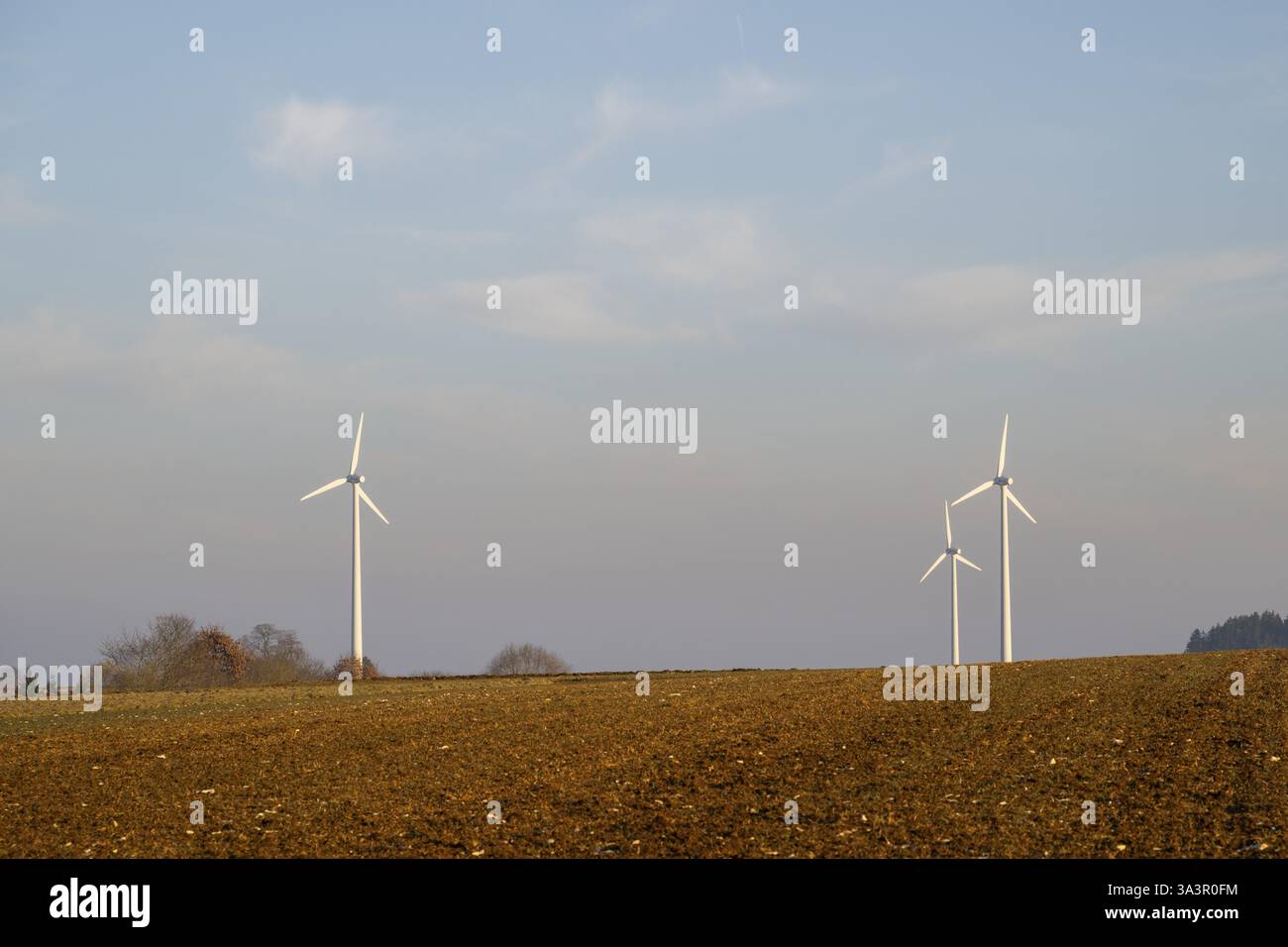 Windenergieanlagen in einer Feldlandschaft der Landwirtschaft, Deining, Oberpfalz, Bayern, Deutschland, Europa Stockfoto