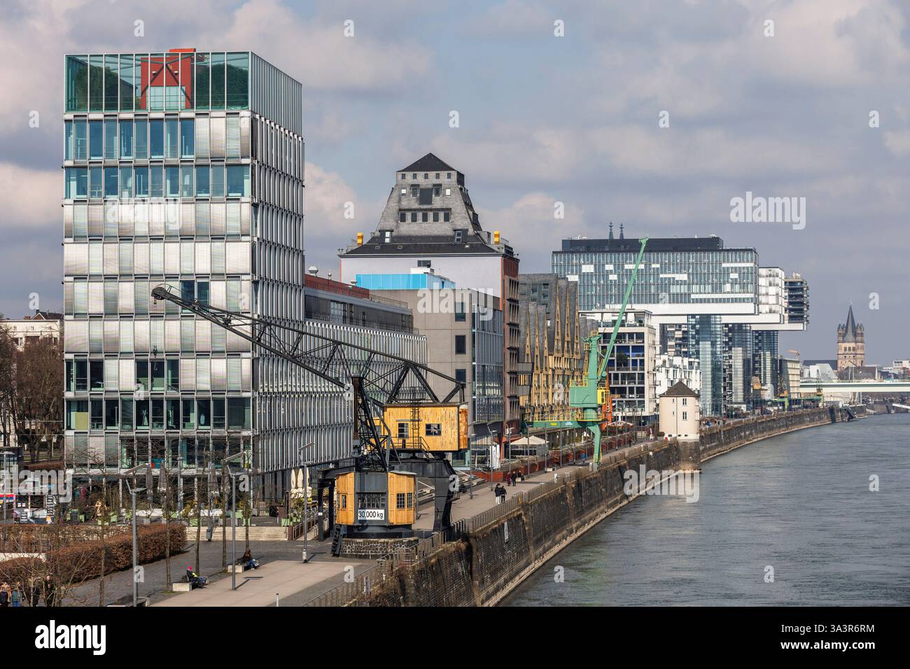 Die Rheinpromenade im Rheinauer Hafen, das KAP-Bürogebäude am Suedkai der Architekten Engel und Zimmermann, die Kranhäuser des Architekten Hadi Stockfoto