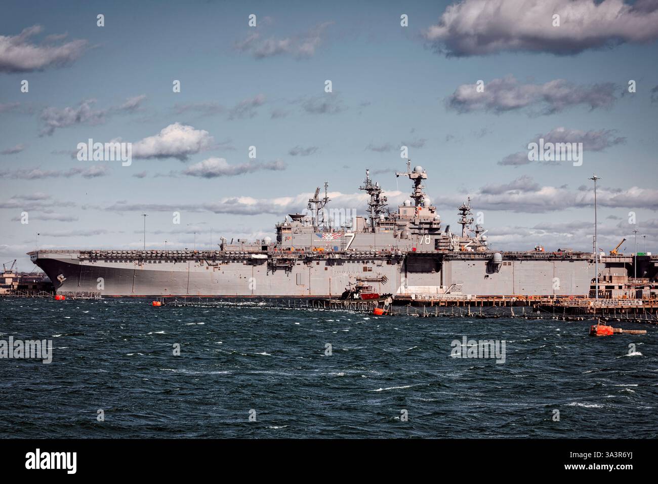 Die USS Iwo Jima (LHD-7) befindet sich am Dock in Norfolk, Virginia. Stockfoto