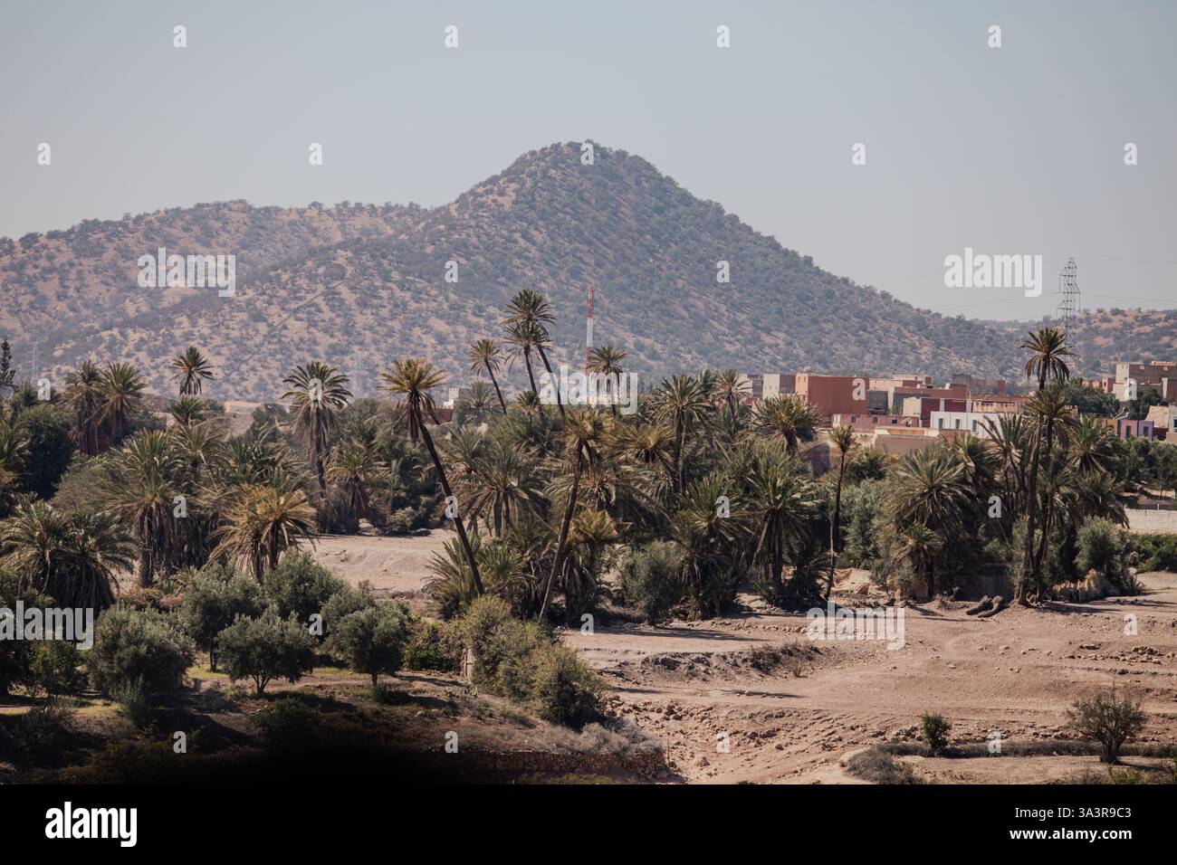 Berge in Marokko. Reiseziel in Afrika. Urlaubsreise. Marokkanische Kultur. Sommerurlaub. Nordafrika. Berglandschaften. Wüstenboden Stockfoto