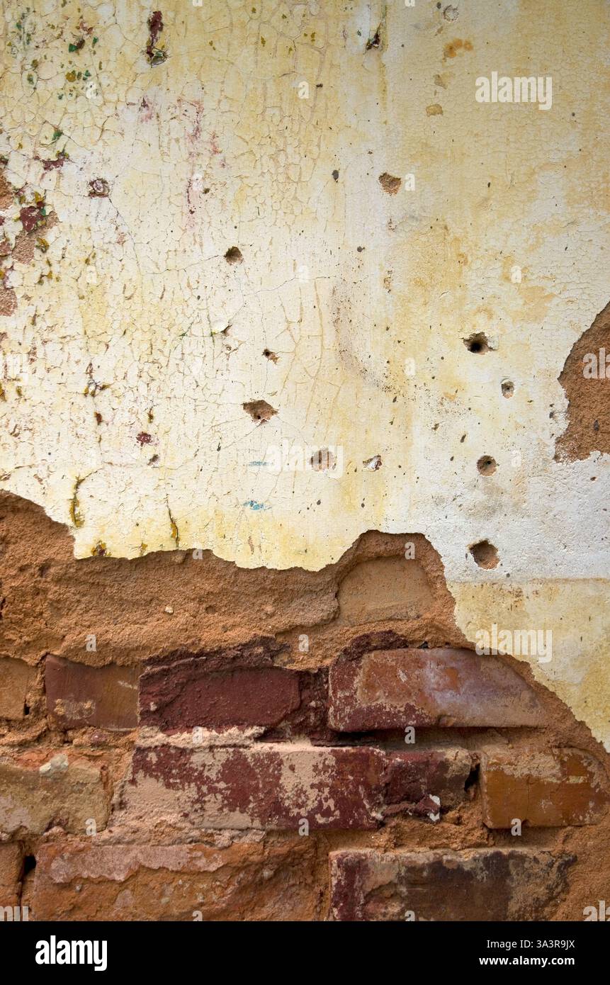 Wunderschöne abstrakte Ziegelwand und Putzwand in Old American Town Vertical Stockfoto
