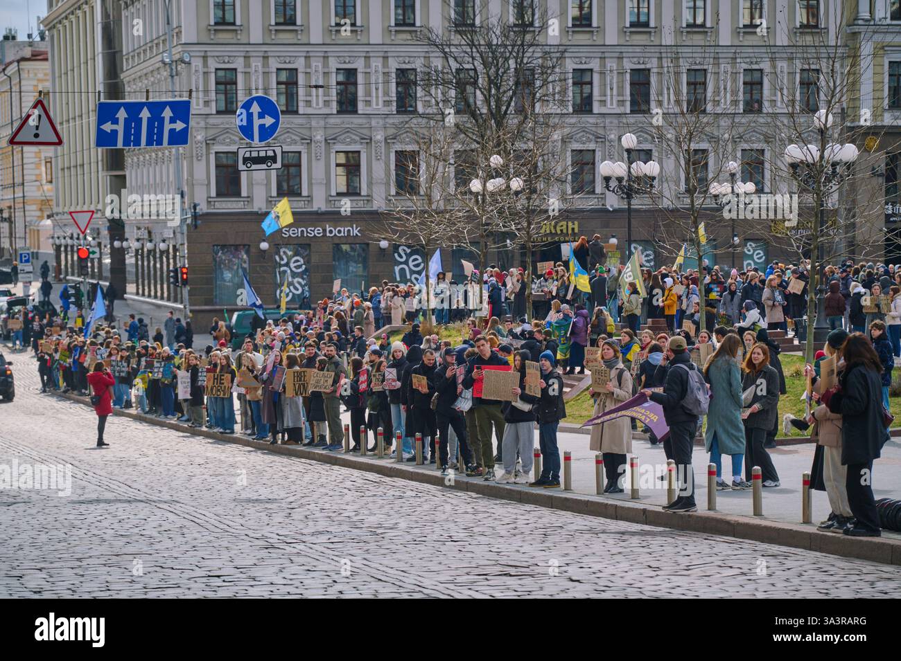 Kiew, Ukraine - 16. März 2025: Eine lebhafte Kundgebung in der Volodumirska-Straße der Nationaloper bringt Anhänger zusammen, die auf die Freilassung von Asow-Kämpfern und -Kämpfern drängen Stockfoto