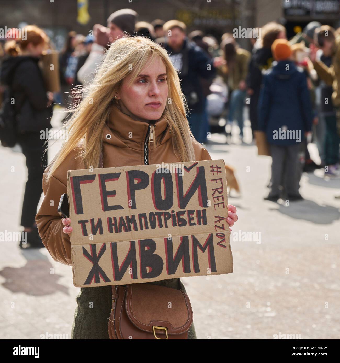 Kiew, Ukraine - 16. März 2025: Unterstützer versammeln sich auf der Volodumirska-Straße und halten Banner, die die Freilassung der Asow-Verteidiger fordern. Stockfoto