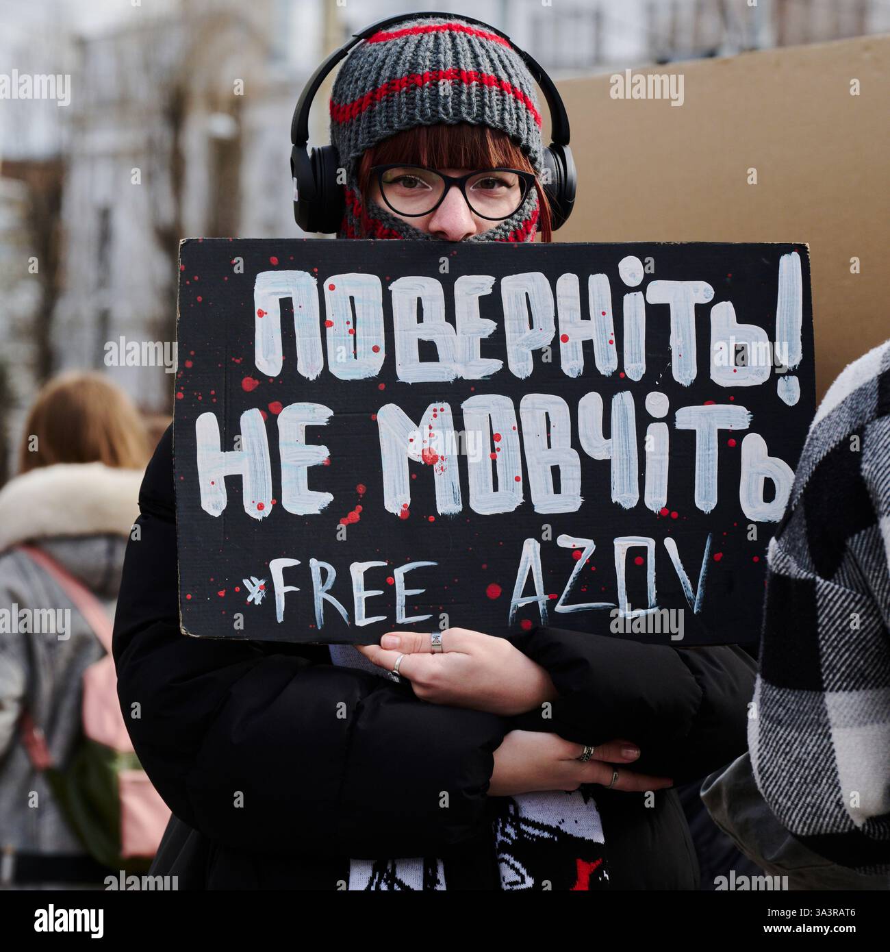 Kiew, Ukraine - 16. März 2025: In der Wolodumirska-Straße nahe der Nationaloper der Ukraine kommen Demonstranten zusammen, um die Freilassung der Asow-Verteidiger zu fordern Stockfoto