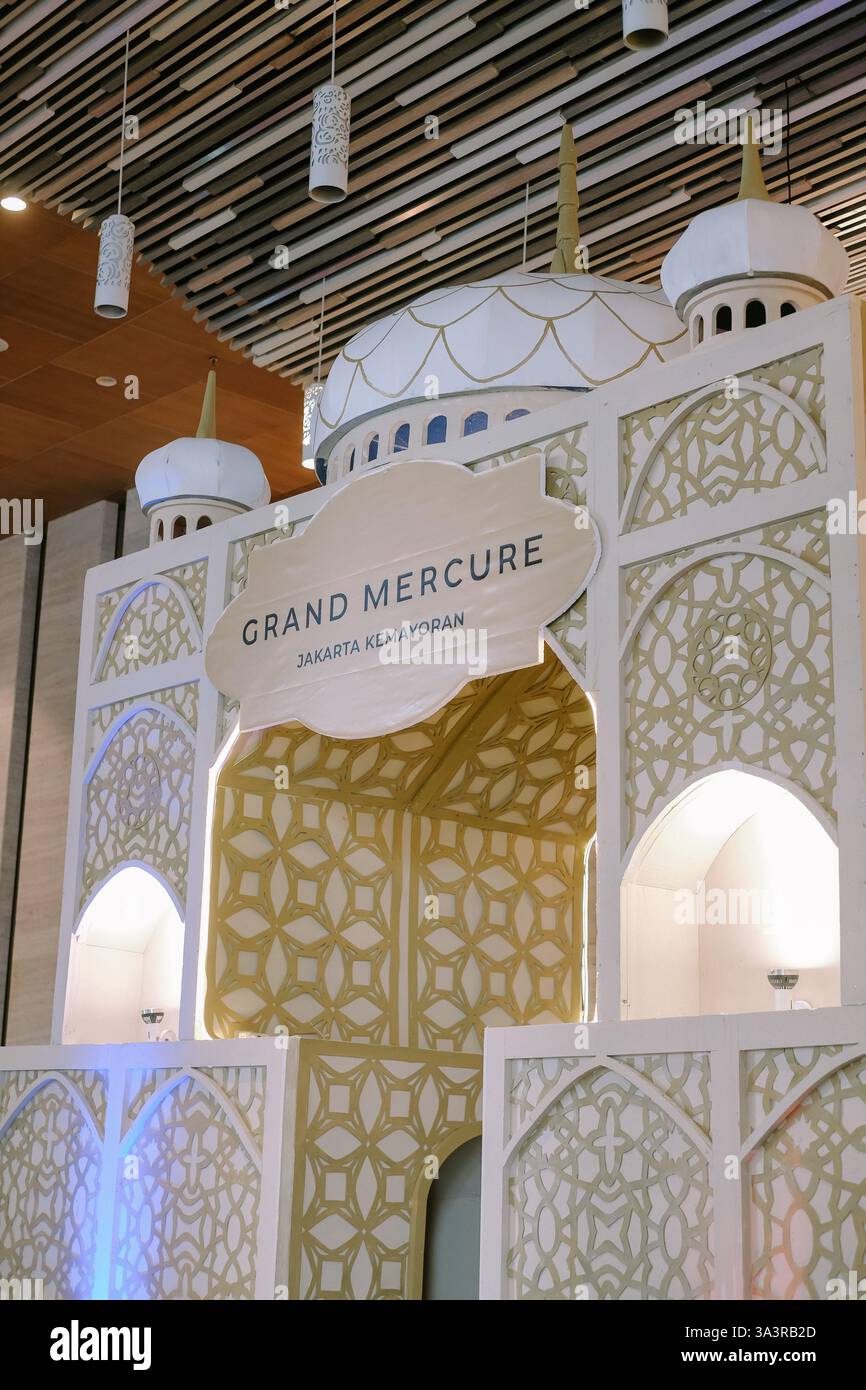 Eine elegante Fassade mit einem Nachbau einer Moschee in der Lobby eines Hotels in Jakarta, Indonesien. Dekoratives Element mit schönem architektonischem Design. Th Stockfoto