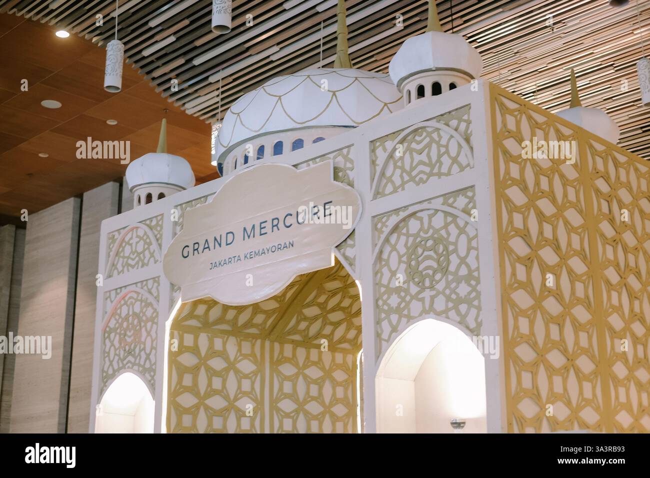 Ein dekoratives islamisches Architekturdesign im Grand Mercure Hotel in Jakarta Kemayoran. Mit komplizierten Mustern und kuppelförmigem Gestell Stockfoto