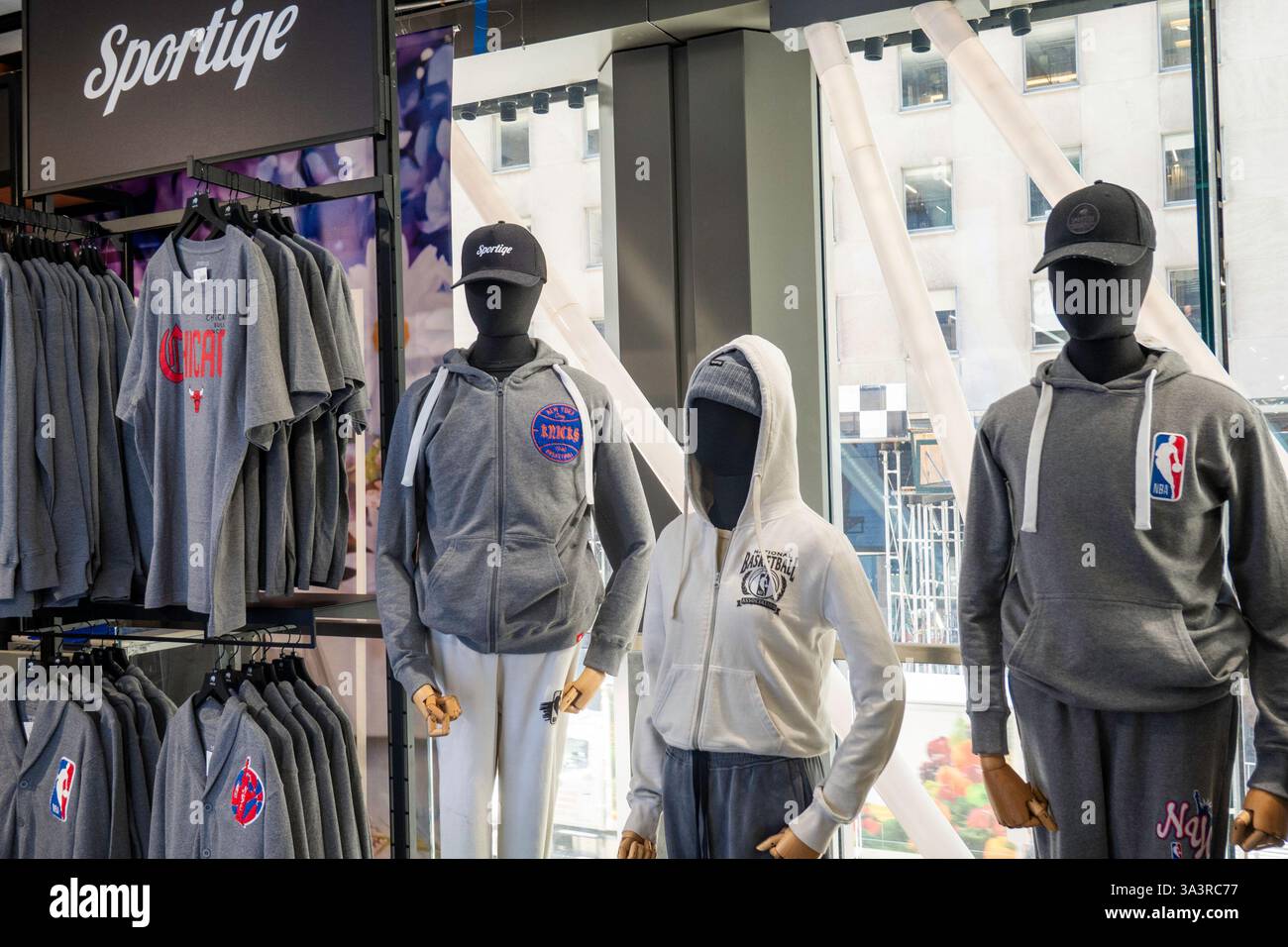 Markenartikel sind im NBA Store auf der Fifth Avenue in New York City, USA 2025 beliebt Stockfoto