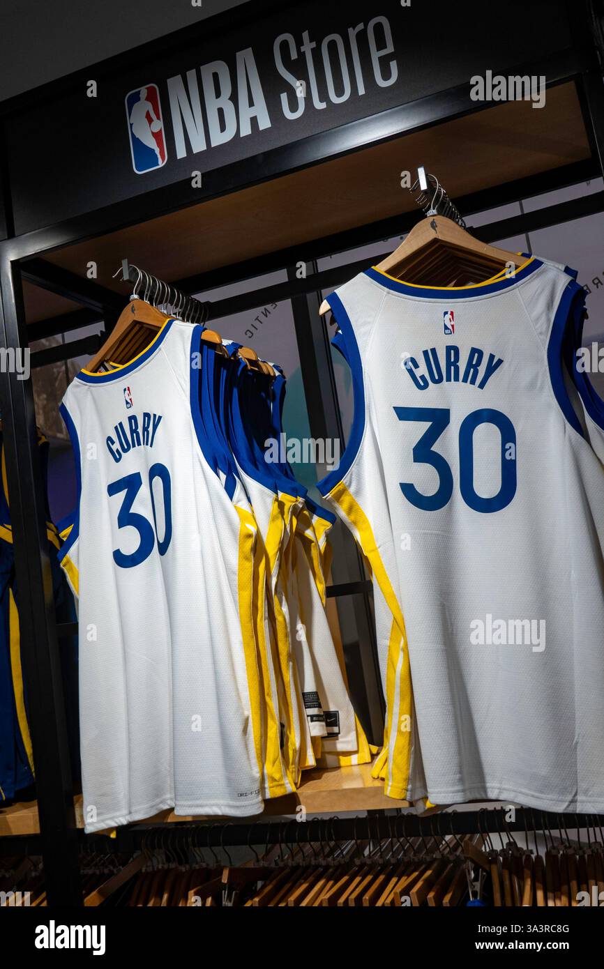 Markenartikel sind im NBA Store auf der Fifth Avenue in New York City, USA 2025 beliebt Stockfoto