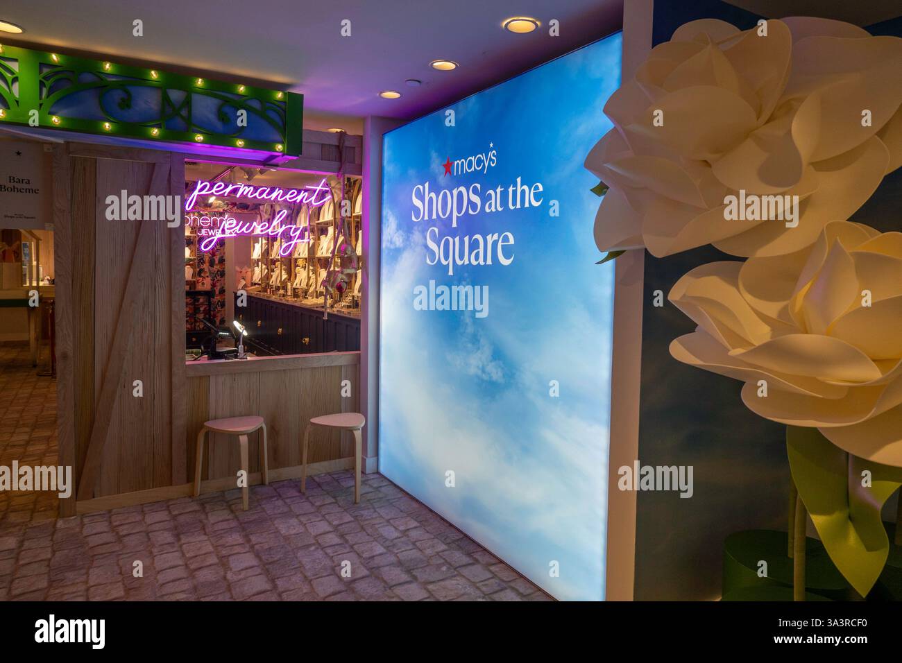 Juweliergeschäfte in Pop-up-Kiosken in Macy's Shops am Square auf der Zwischenebene des Flagship-Stores, 2025, New York City, USA Stockfoto