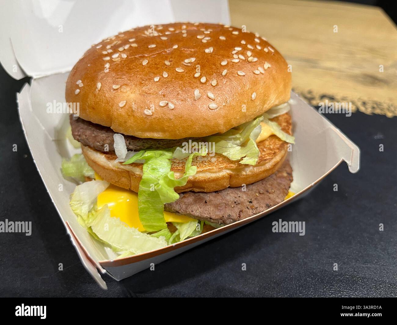 McDonald's Big Mac Burger. März 2025. - Smartphone-aufgenommenes Stockfoto