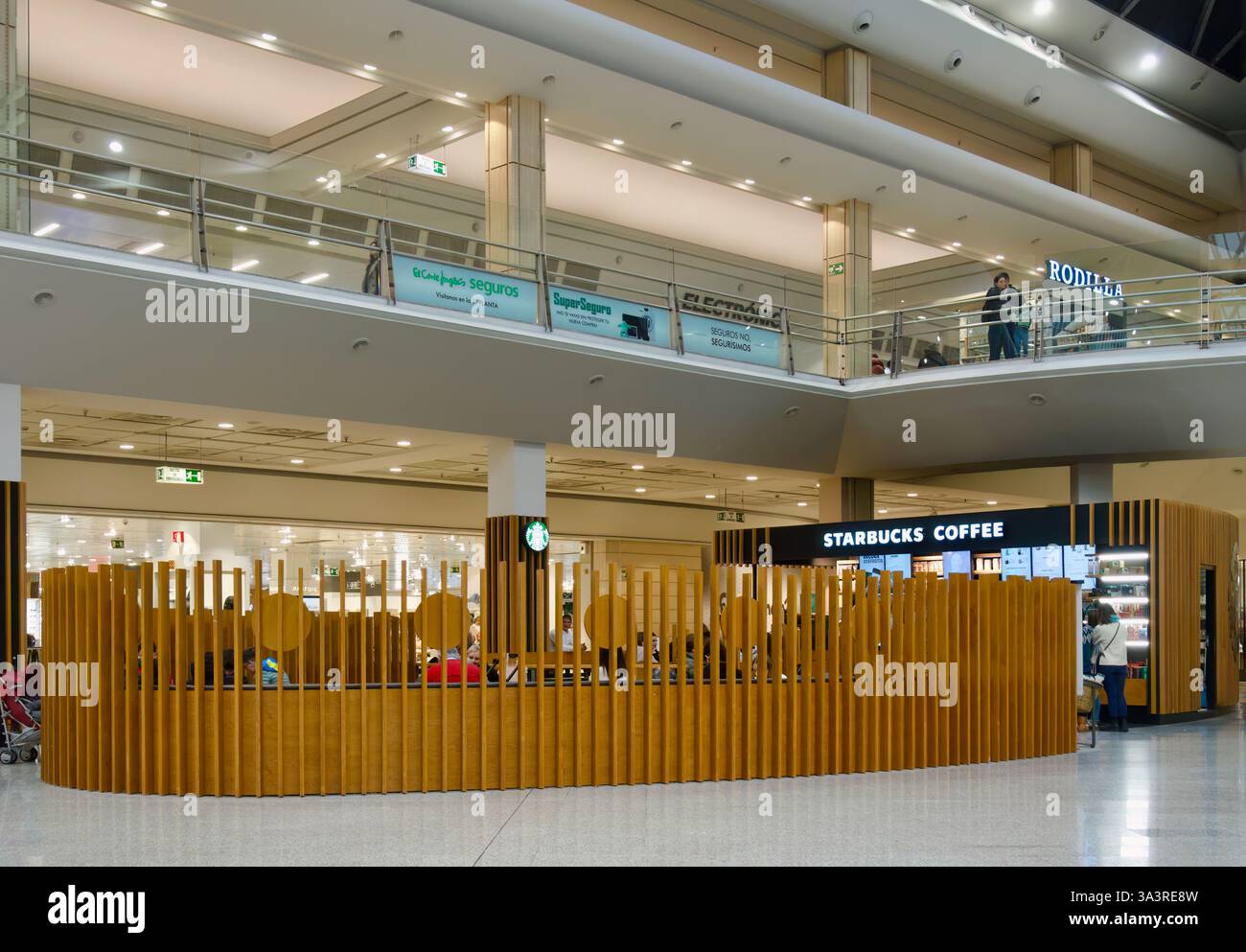 Geschäftige Starbucks Kaffeefiliale mit einer Innenterrasse im Einkaufszentrum El Corte Ingles Santander Cantabria Spanien Europa Stockfoto