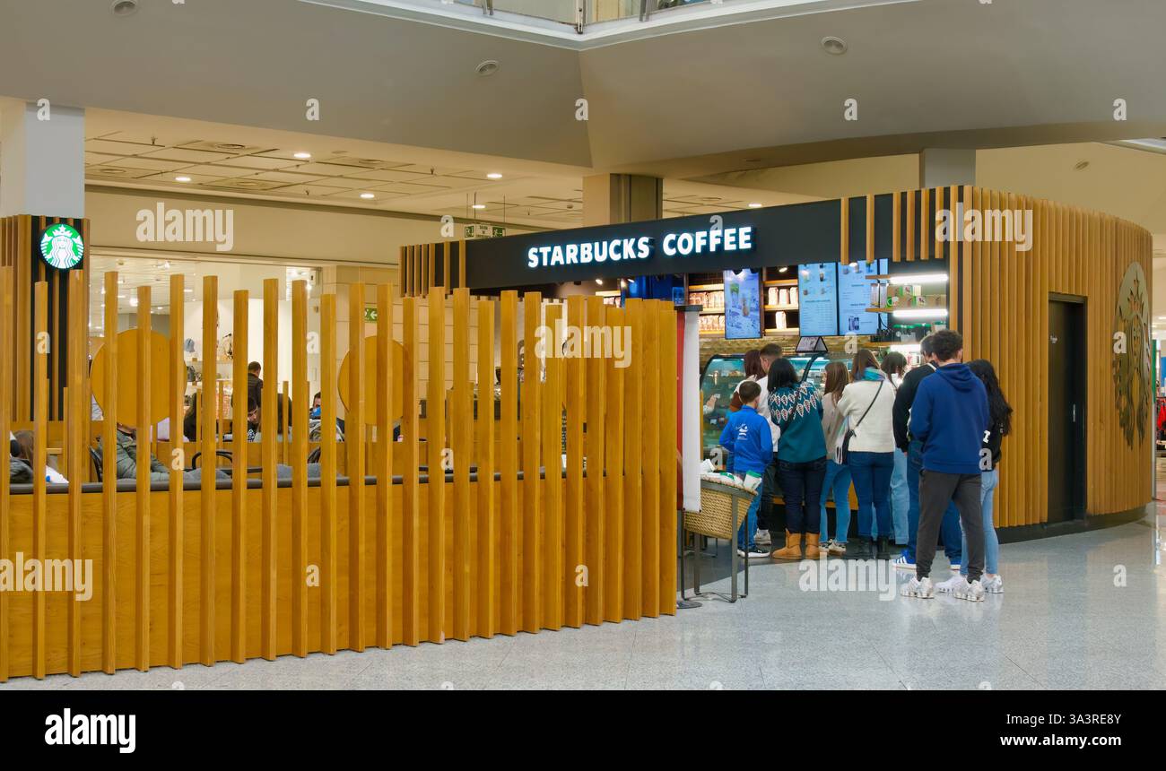 Geschäftige Starbucks Kaffeefiliale mit einer Innenterrasse im Einkaufszentrum El Corte Ingles Santander Cantabria Spanien Europa Stockfoto