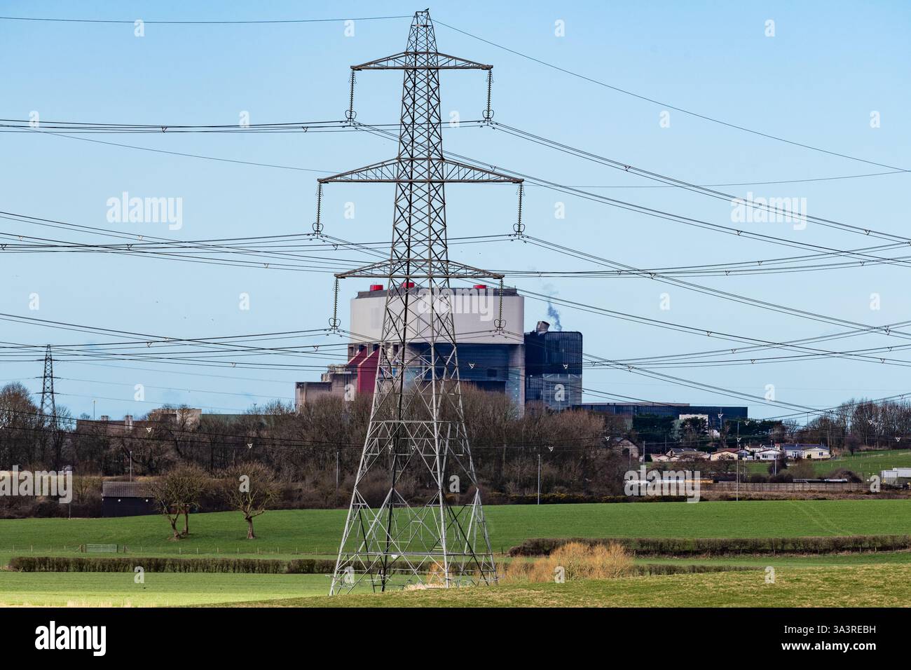 Strommasten und Stromleitungen, Kernkraftwerk Heysham, Lancashire, Großbritannien Stockfoto