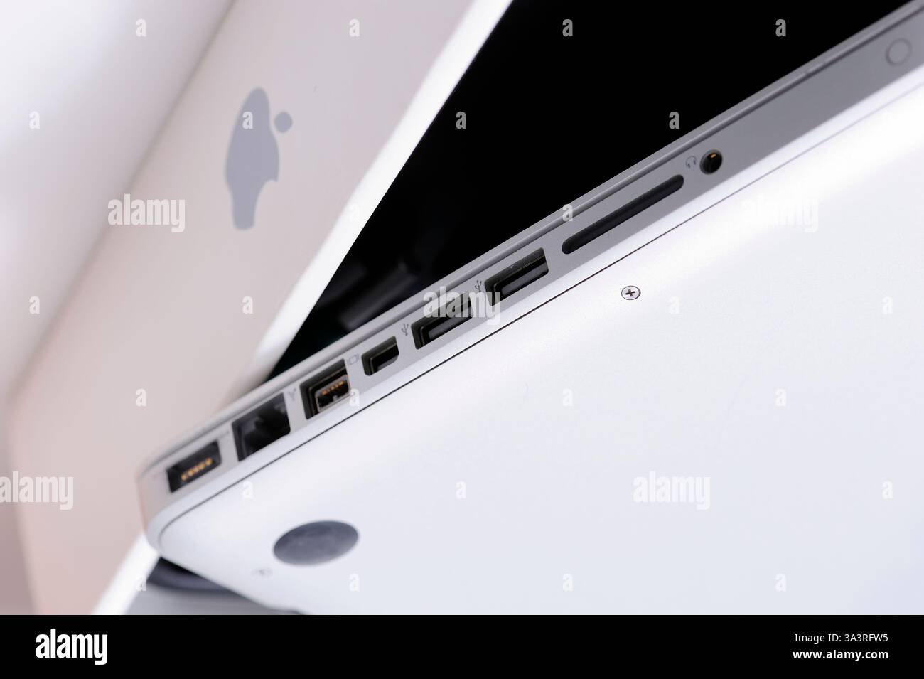 MacBook Pro, keine Eigenschaftsfreigabe, Serie, Elektronik, Elektrogeräte, Technologie, Konversation, Unterhaltungselektronik, drinnen, Apple, Stockfoto