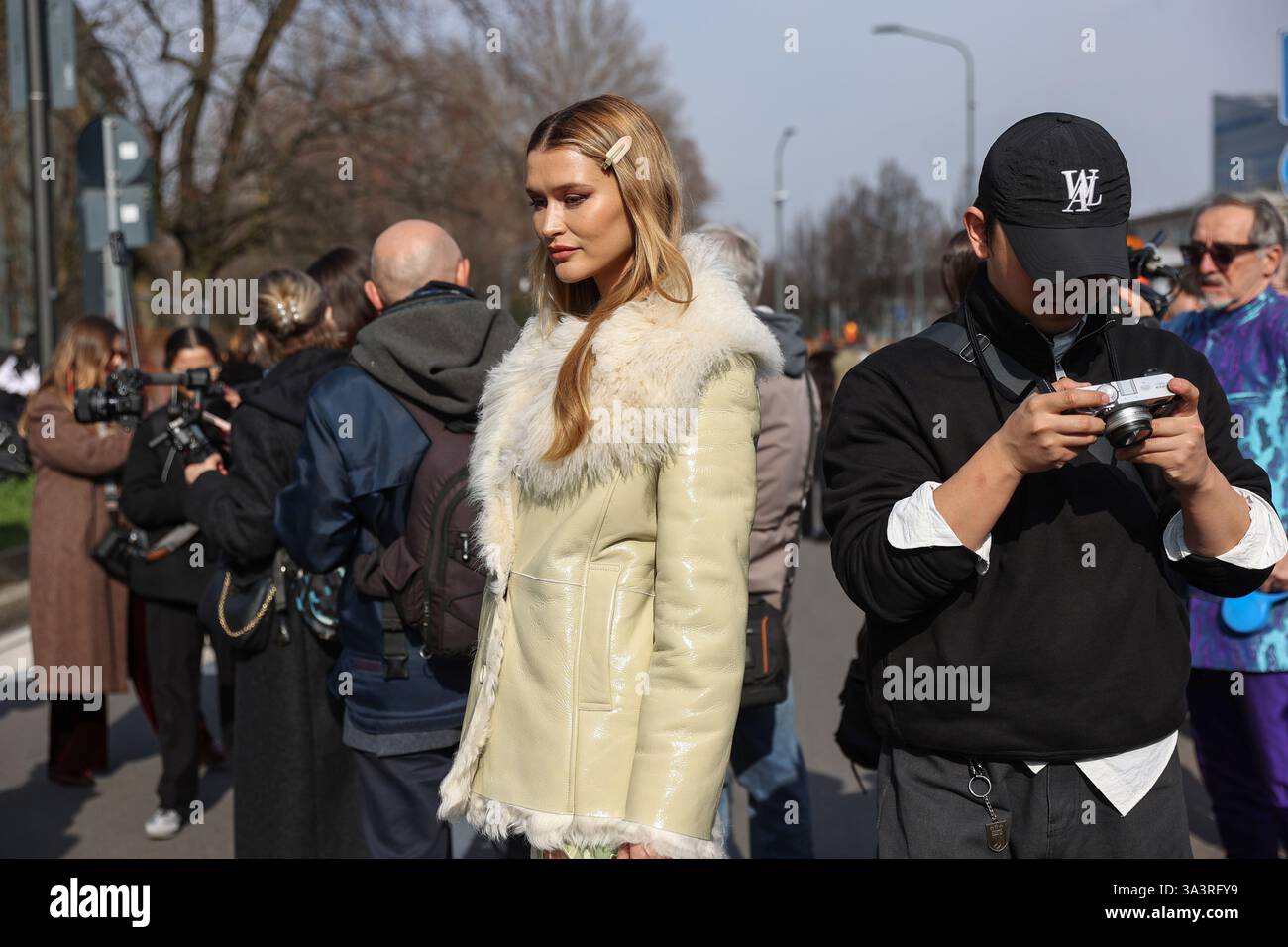 Fashionista und Model Chloe Lecareux posieren für Fotos vor der FW 2025/2026 Diesel Fashion Show während der Mailand Women' Fashion Week. Stockfoto