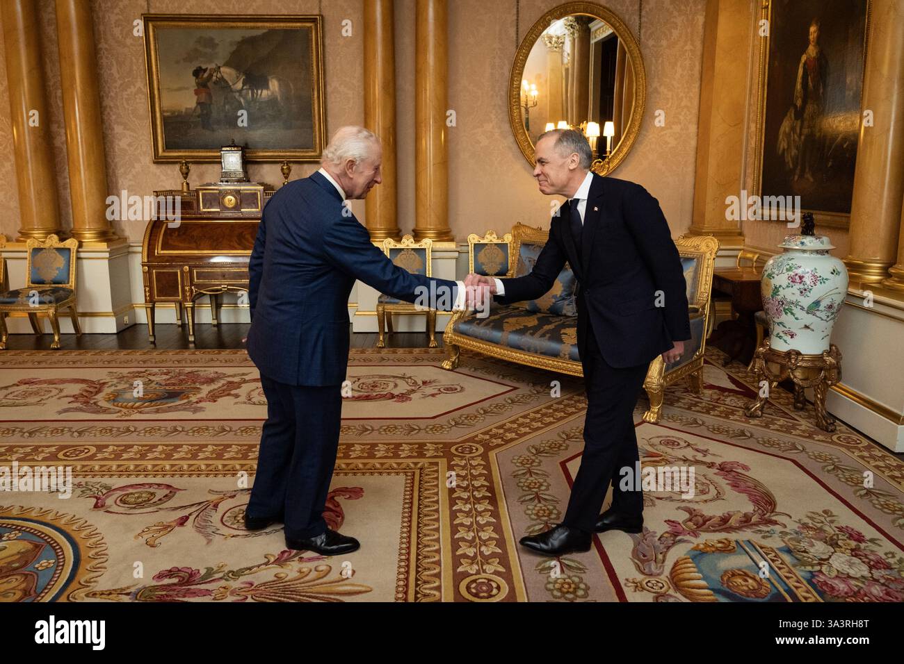 König Karl III. Hält eine Audienz mit Mark Carney, dem Premierminister von Kanada, im Buckingham Palace, London. Bilddatum: Montag, 17. März 2025. Stockfoto