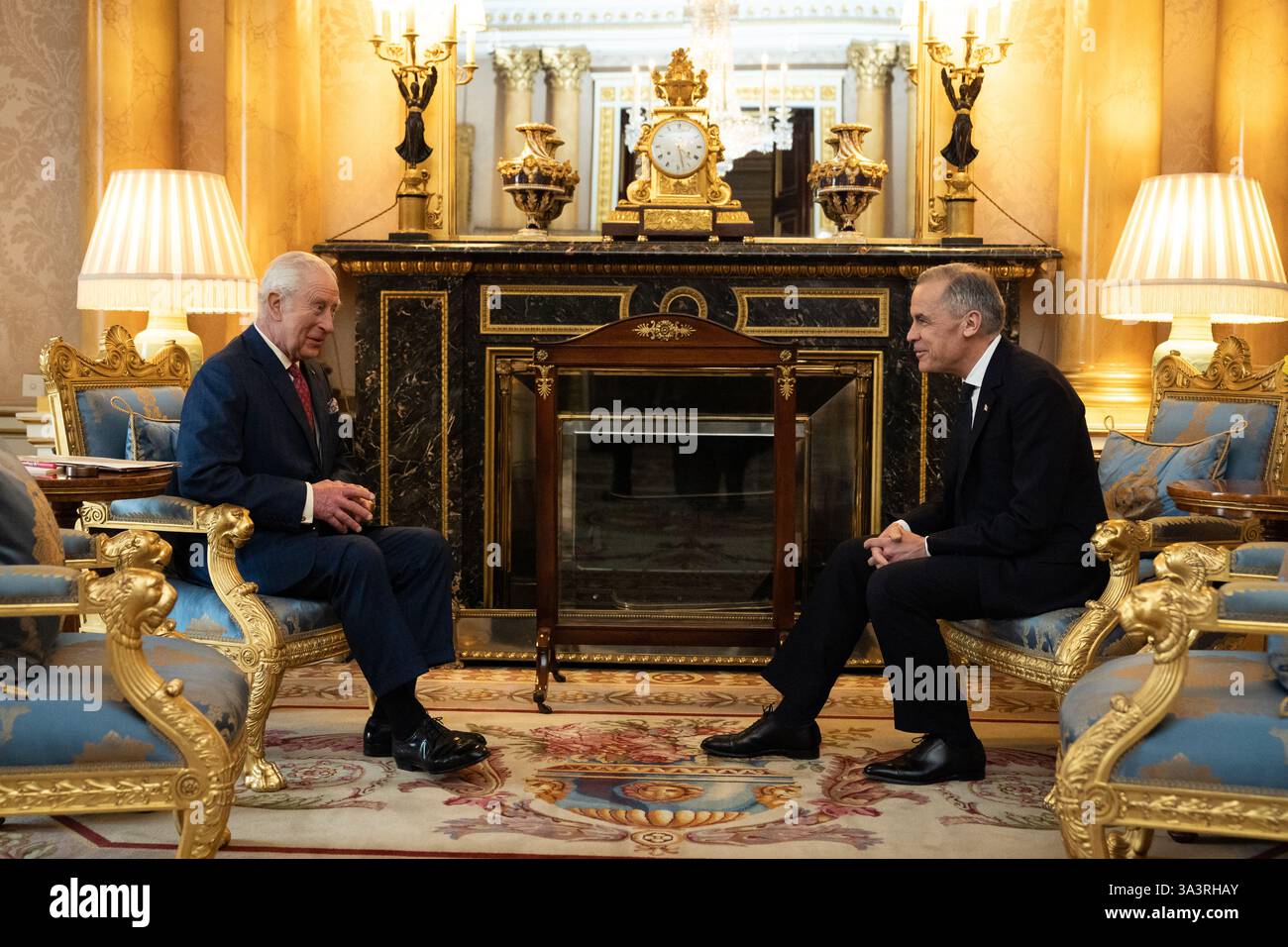 König Karl III. Hält eine Audienz mit Mark Carney, dem Premierminister von Kanada, im Buckingham Palace, London. Bilddatum: Montag, 17. März 2025. Stockfoto