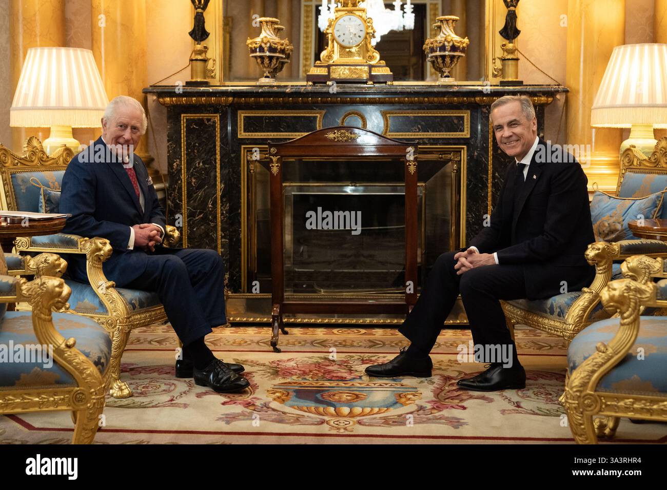 König Karl III. Hält eine Audienz mit dem kanadischen Premierminister Mark Carney im Londoner Buckingham Palace. Bilddatum: Montag, 17. März 2025. Stockfoto