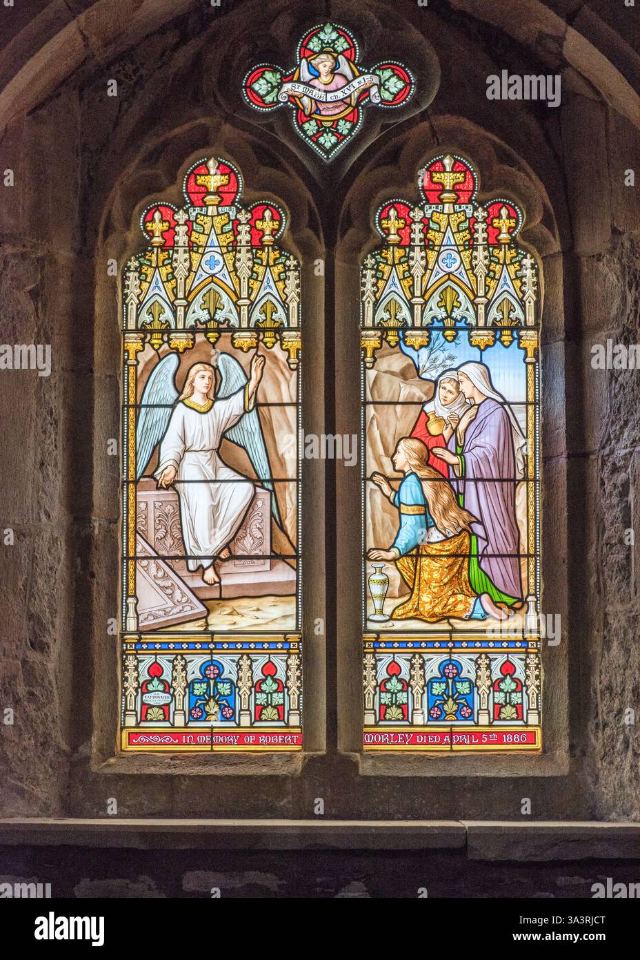 Wunderschöne Buntglasfenster in der St. Marys Kirche in Long Preston, North Yorkshire. Stockfoto
