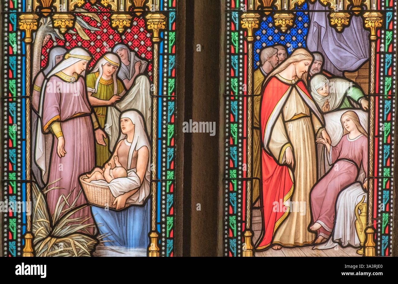 Detailaufnahme einiger Buntglasfenster in der St. Marys Church Long Preston. Stockfoto