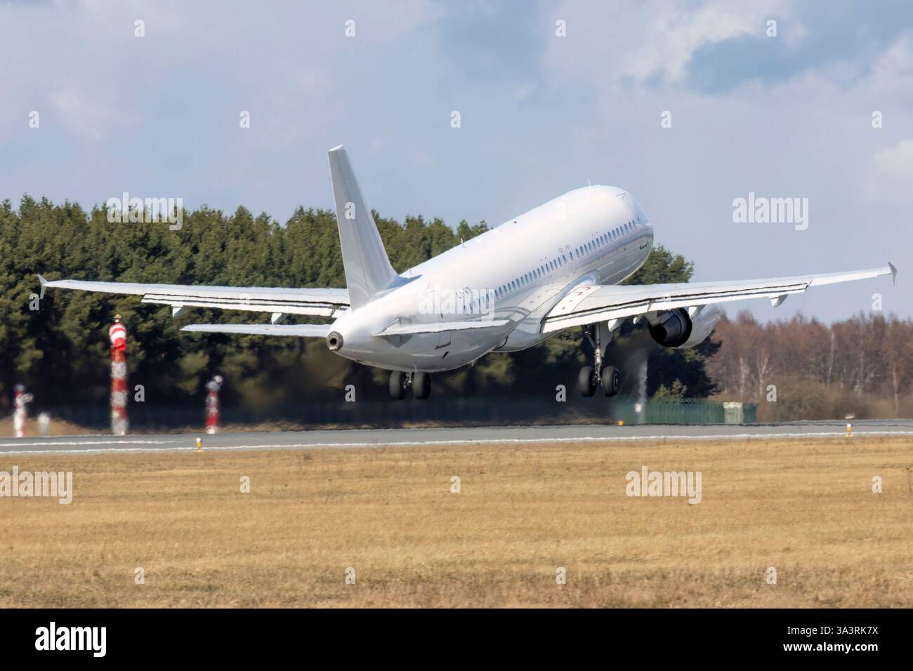 Reg: LY-WIL, GetJet Airlines, Airbus A320-214. Stockfoto