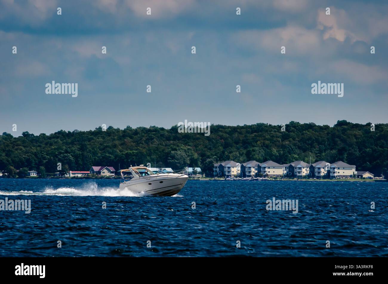 Motorboot, das entlang der Küste des Upper New York State, St. Lawrence River fährt Stockfoto