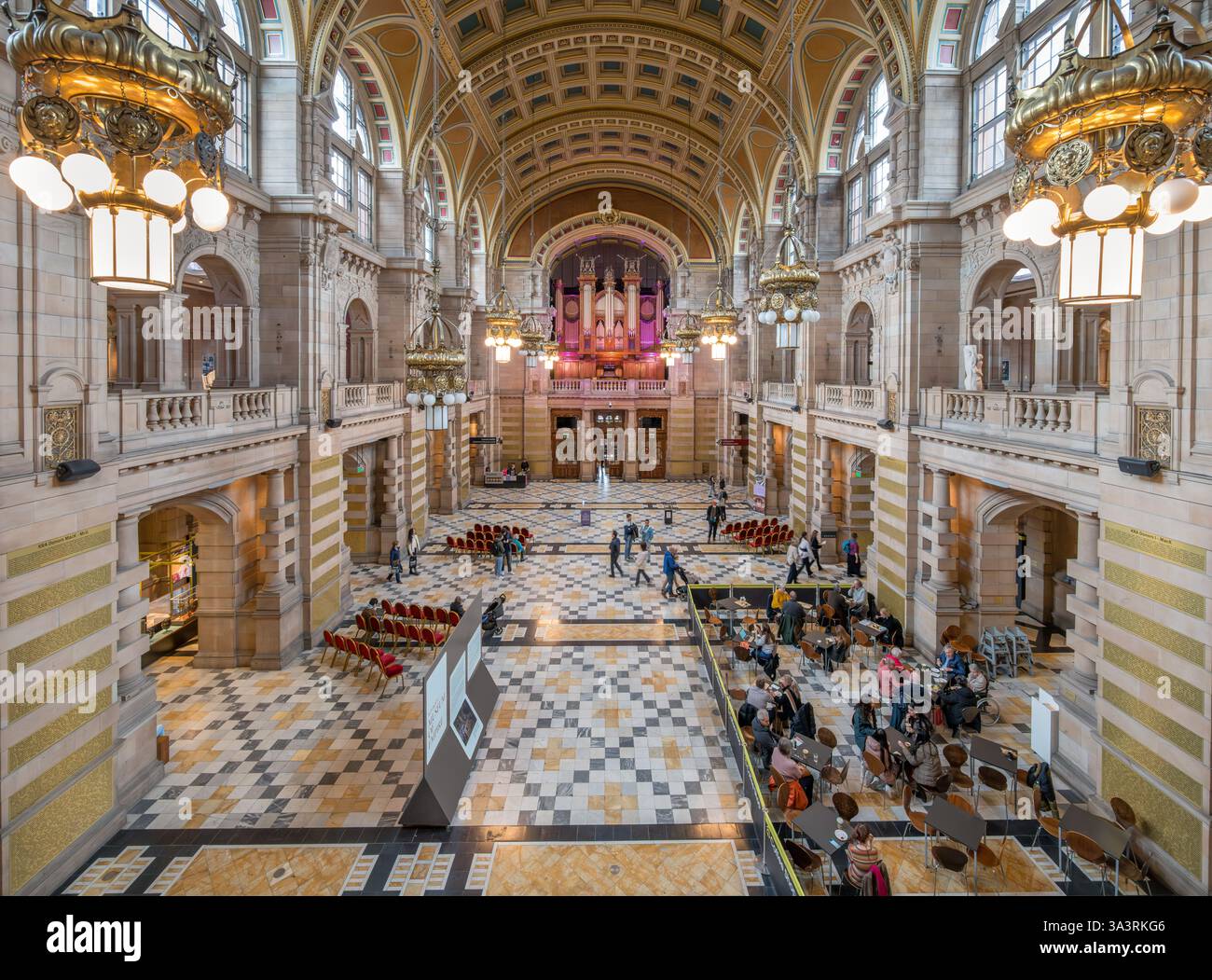 Die Centre Hall mit der Pfeifenorgel im Hintergrund, die Kelvingrove Art Gallery and Museum, Glasgow, Schottland, Großbritannien Stockfoto
