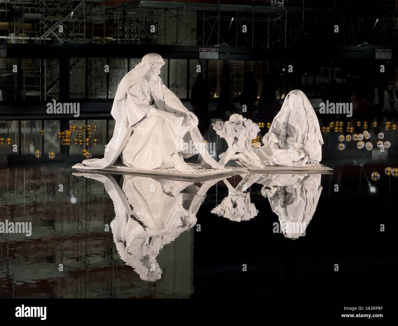 Der Salt Lake Temple Square ist zu Weihnachten mit einer Krippenstatue im reflektierenden Pool dekoriert. Salt Lake City, Utah. Stockfoto