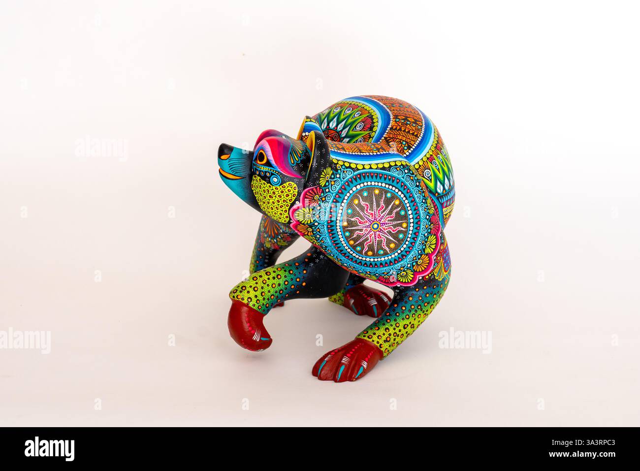 Ein gemalter Aleebrije-Bär mit Zapotec-Designs aus Oaxaca, Mexiko. Stockfoto