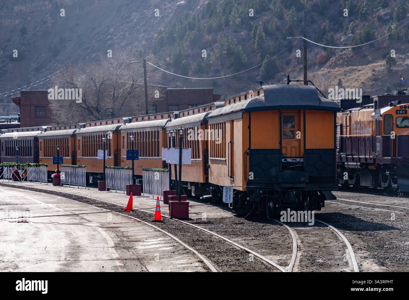 Oldtimer-Personenzugwagen der historischen Durango & Silverton Narrow Gauge Railroad im Bahnhof Durango, Colorado. Stockfoto