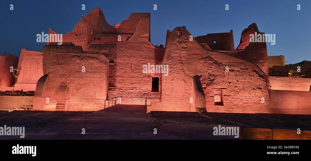 Beleuchtete antike Schlammsteinruinen von AT-Tureif bei Duskin Saudi Arabien - Smartphone-aufgenommenes Stockfoto