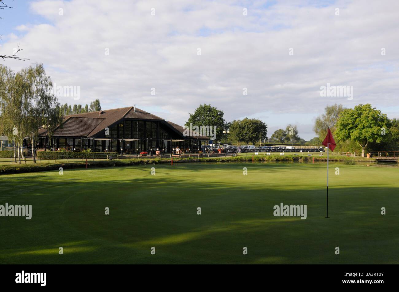 Blick über 18th Green zum Clubhouse; Weald of Kent Golf Club; Headcorn; Kent, England Stockfoto