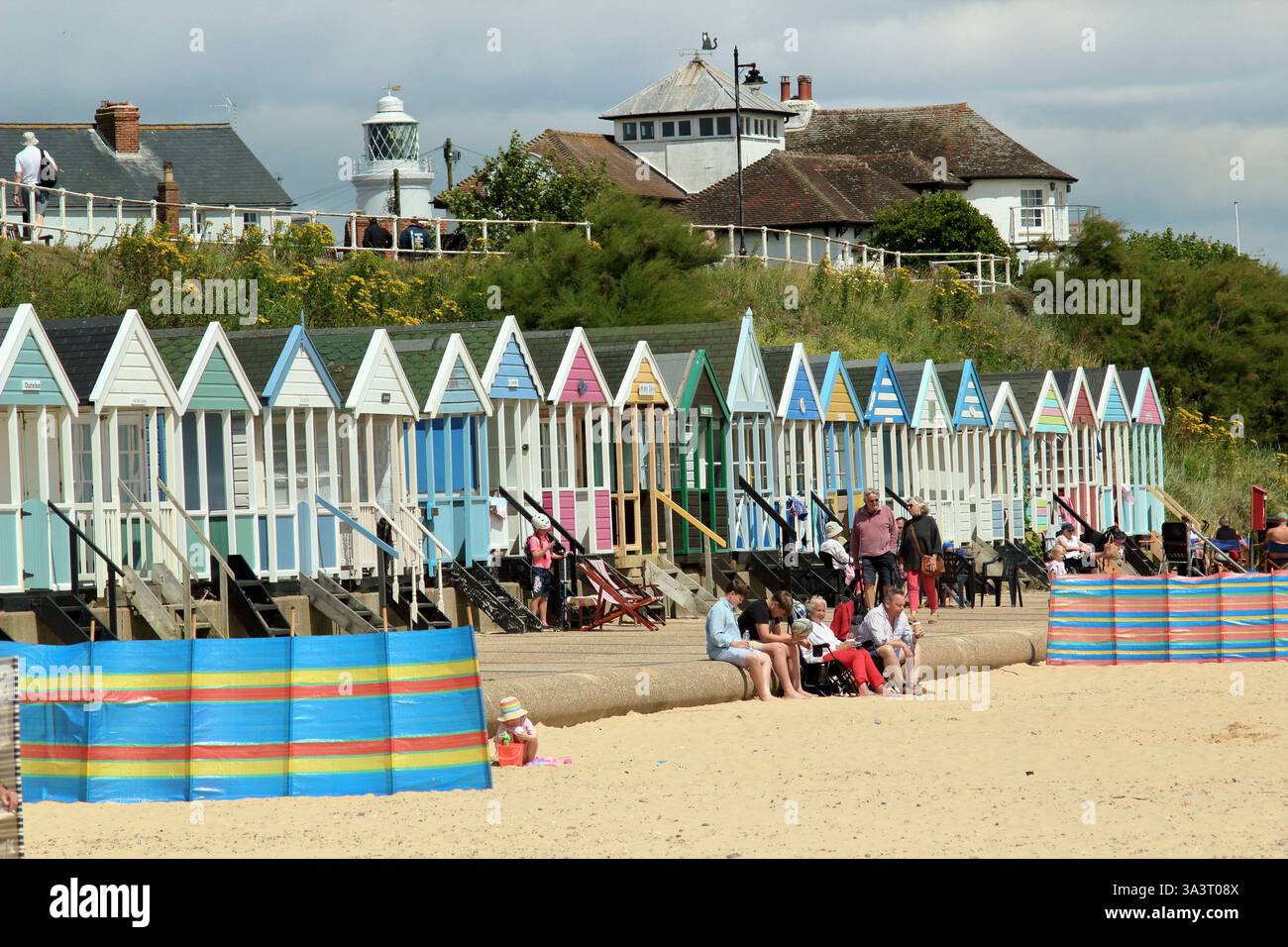 Southwold Seafront. Southwold Leuchtturm und Strandhütten vom Southwold Beach im Sommer gesehen, Suffolk, Großbritannien. Stockfoto
