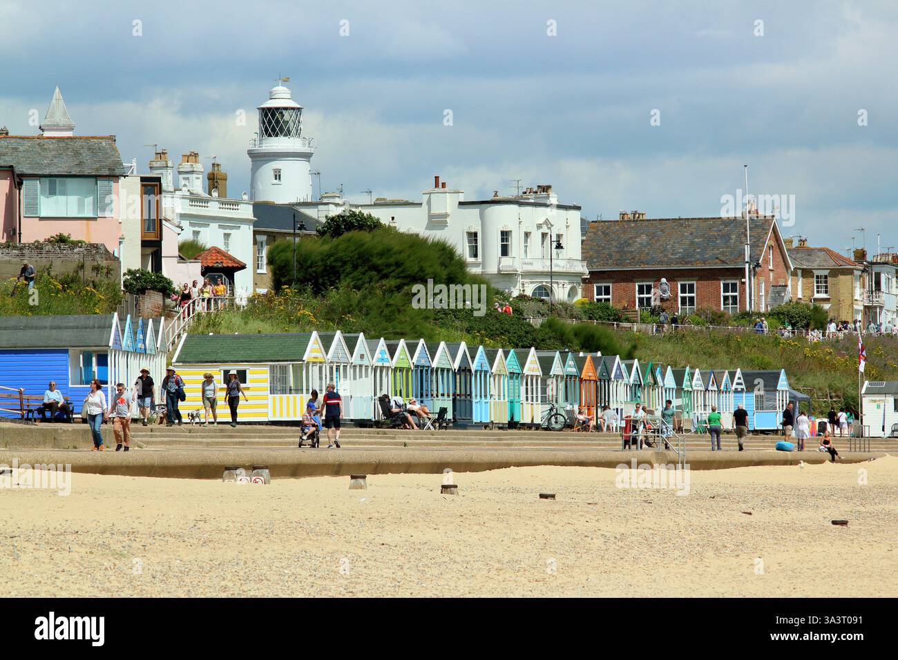 Southwold Seafront. Southwold Leuchtturm und Strandhütten vom Southwold Beach im Sommer gesehen, Suffolk, Großbritannien. Stockfoto