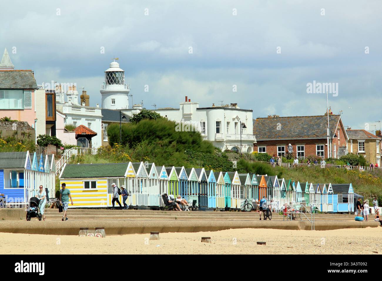 Southwold Seafront. Southwold Leuchtturm und Strandhütten vom Southwold Beach im Sommer gesehen, Suffolk, Großbritannien. Stockfoto