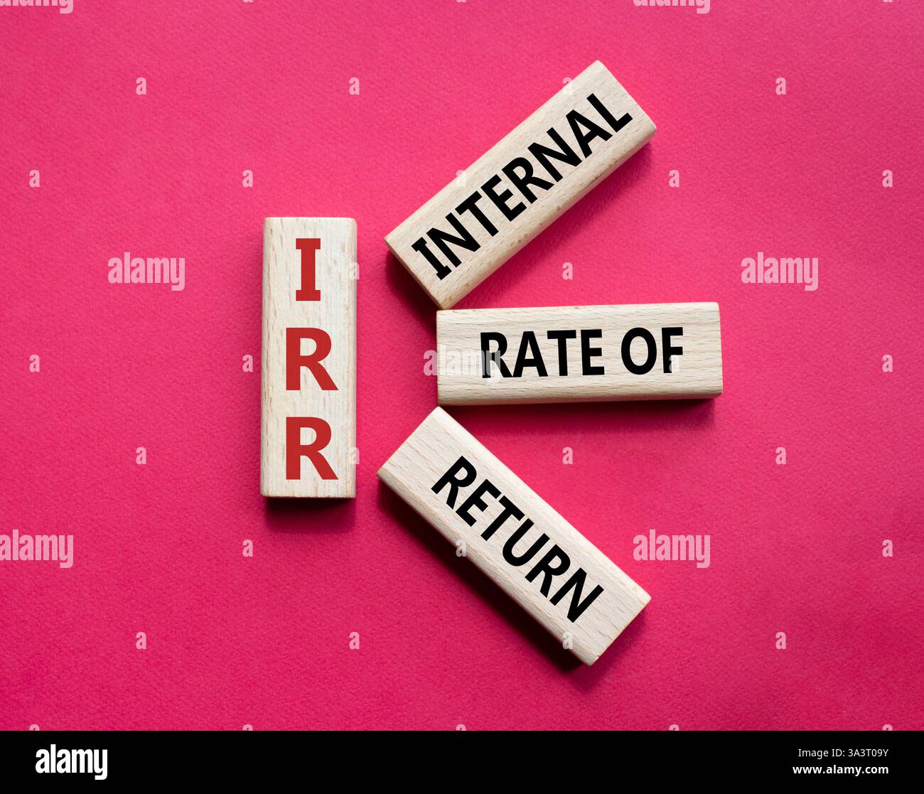 IRR – Symbol für interne Rückkehrrate. Konzeptwort IRR auf Holzwürfeln. Schöner roter Hintergrund. Business und IRR-Konzept. Kopierbereich. Stockfoto