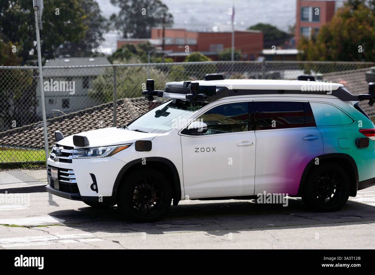Amazon Zoox Toyota Highlander SUV mit selbstfahrender Technologie. Vorderseite, Seitenansicht – San Francisco, Kalifornien, USA – 15. März 2025 Stockfoto