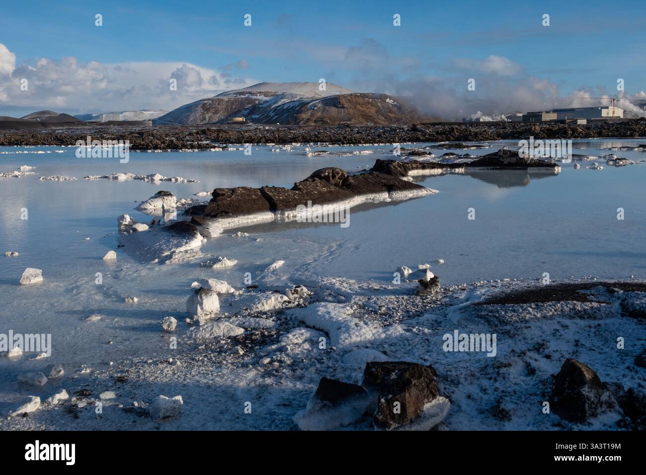 Geothermische Nebenprodukte von Wasserteichen in der Nähe der Umgebung und des Eingangs zum Badeort Island der Blauen Lagune. Stockfoto