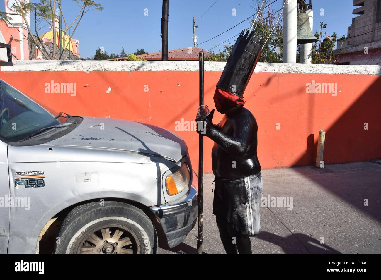 Xinacates in San Nicolás de los Ranchos, Puebla. Während des Karnevals malen sich die Teilnehmer schwarz und ziehen durch die Straßen. Stockfoto