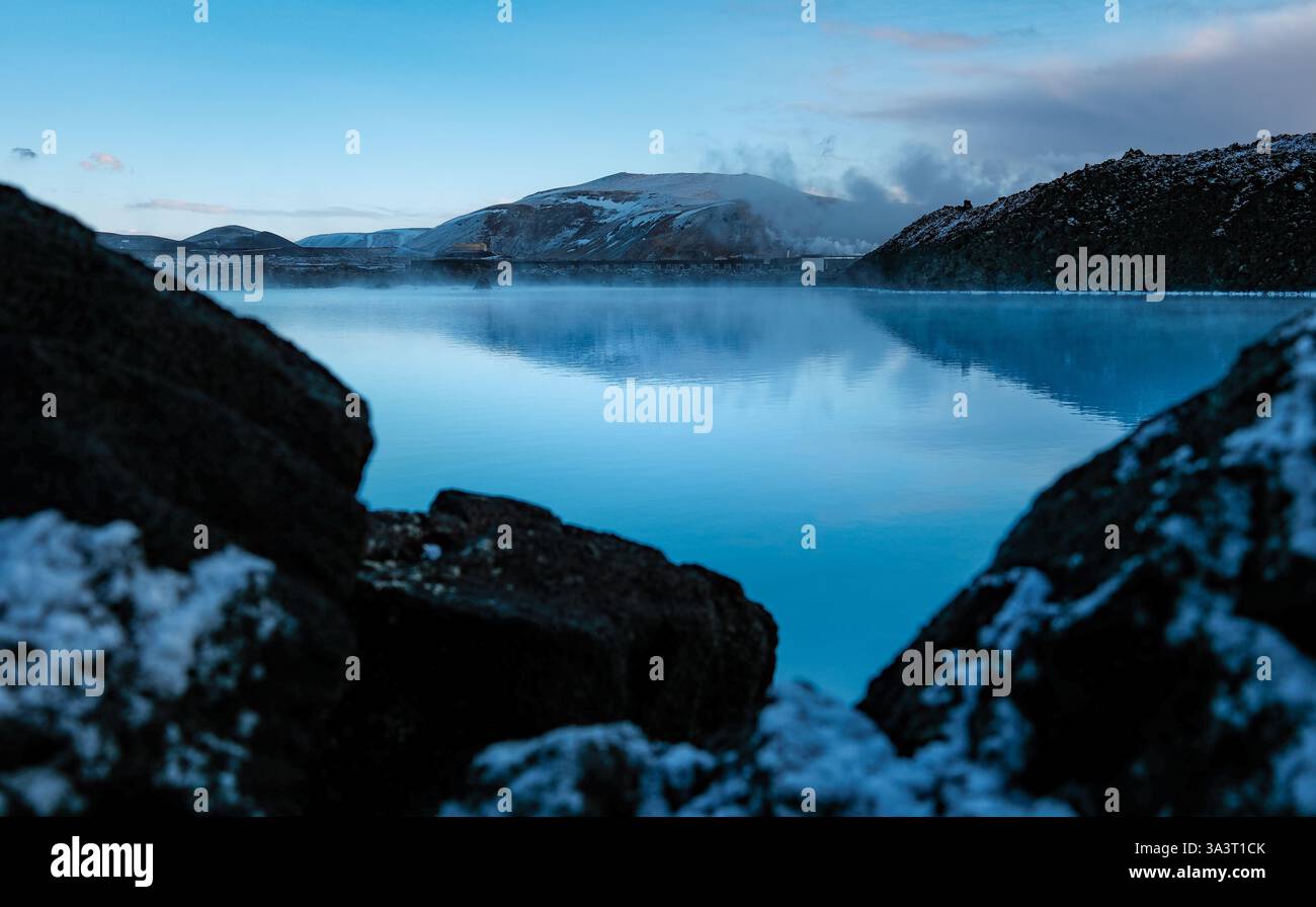 Geothermische Nebenprodukte von Wasserteichen in der Nähe der Umgebung und des Eingangs zum Badeort Island der Blauen Lagune. Stockfoto