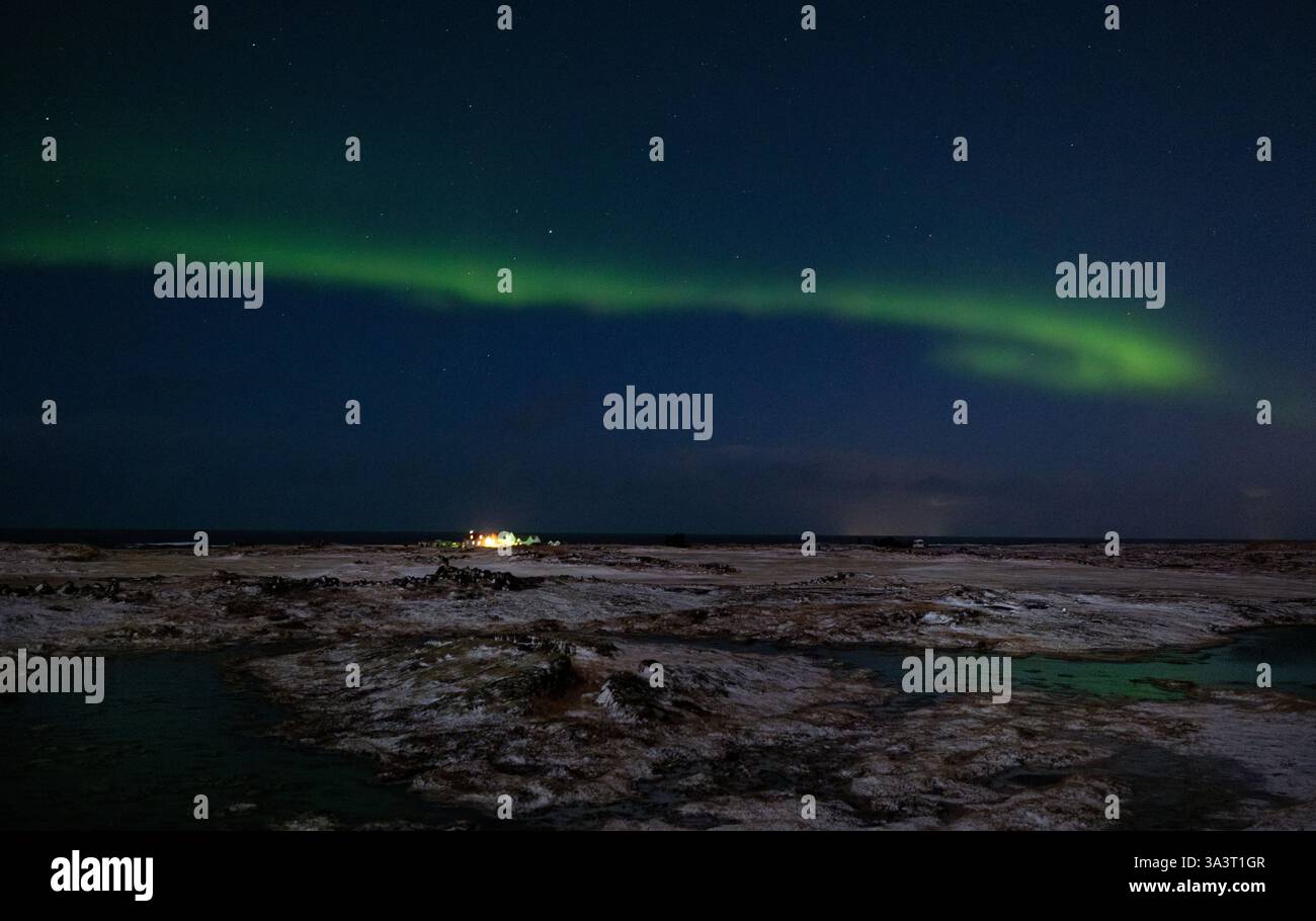 Aurora borealis oder die Nordlichter, die in Grün am Himmel in Island nahe Reykjavik zu sehen sind. Stockfoto